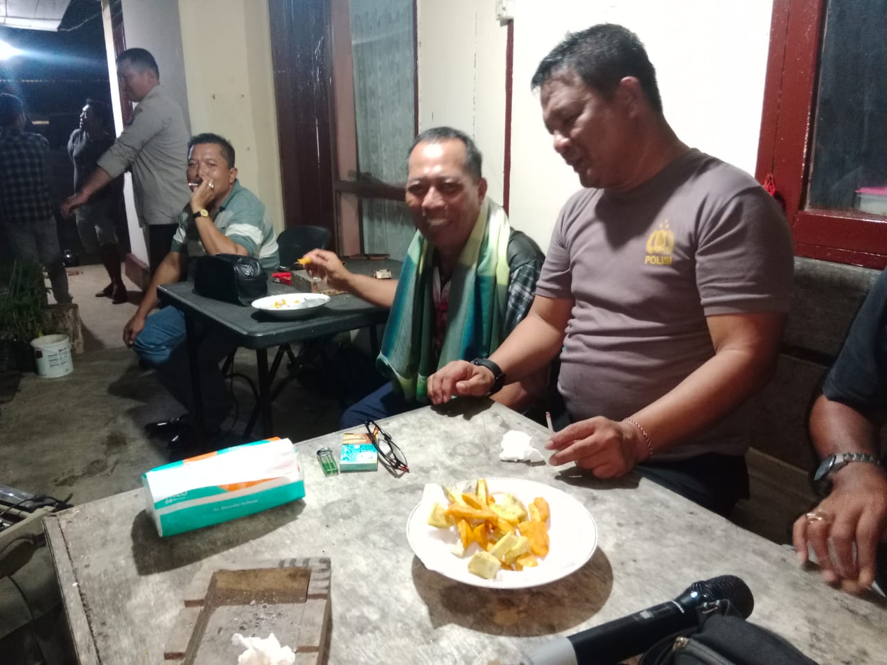 Sambil menyantap ubi goreng dengan masyarakat di sela gerakan Kapolres Jelajah Huta, Kasat Samapta Polres Tapsel, AKP Tona Simanjuntak, mengimbau agar jauhi judi apapun jenisnya