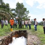 PT AR bersama Tim Terpadu pemantau kualitas air melakukan pengambilan sampel air sisa proses atau limbah Tambang Emas Martabe di aliran Sungai Saba Ronggang, Desa Telo, Kecamatan Batang Toru, Kabupaten Tapanuli Selatan