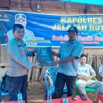 Kasat Tahti Polres Tapsel, Iptu Asjul Pane, saat menyerahkan souvenir ke perwakilan masyarakat di sela gerakan Kapolres Jelajah Huta