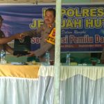 Kabag SDM Polres Tapsel, Kompol Sumanto Naibaho, saat menyerahkan souvenir ke perwakilan masyarakat di sela gerakan Kapolres Jelajah Huta