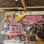 Kanit Tipikor Sat Reskrim Polres Tapsel, Ipda Saad Mardian Harahap, bersama Kasiwas, AKP Ismaya, saat memberi arahan ke masyarakat di sela gerakan Kapolres Jelajah Huta