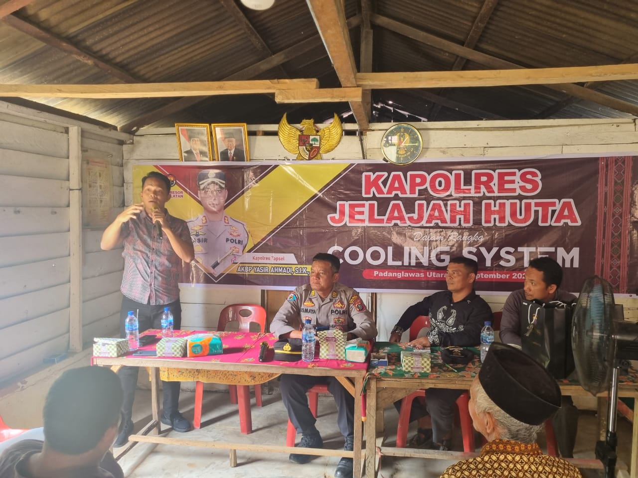Kanit Tipikor Sat Reskrim Polres Tapsel, Ipda Saad Mardian Harahap, bersama Kasiwas, AKP Ismaya, saat memberi arahan ke masyarakat di sela gerakan Kapolres Jelajah Huta