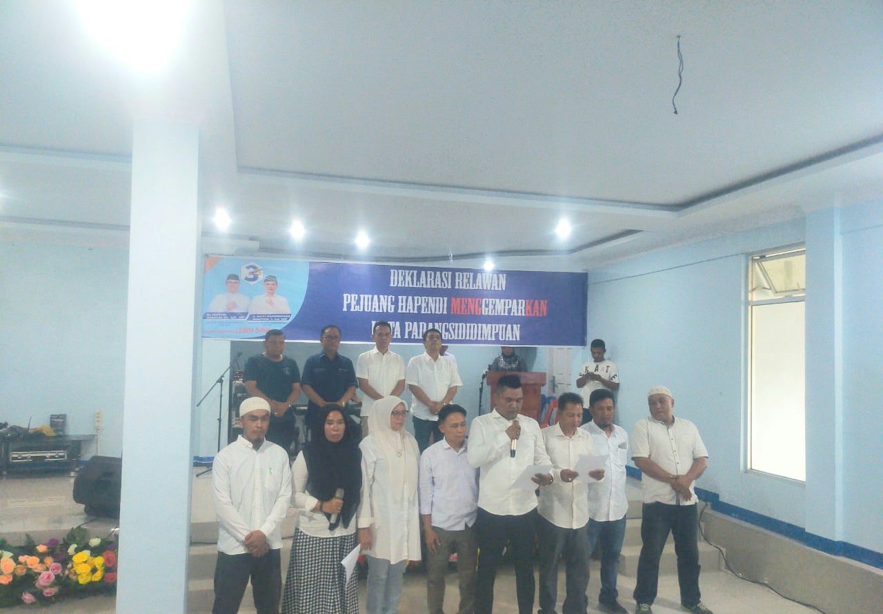 Ketua Tim Relawan Pejuang Hapendi Menggemparkan Kota Padangsidimpuan, Bahri Harahap, membacakan pernyataan sikap dukungan disaksikan Paslon Wali Kota dan Wakil Wali Kota nomor urut 3, Hapendi-Gempar