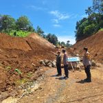 Personel Polsek Batang Toru meninjau lokasi yang menjadi objek permasalahan terkait dugaan pengerusakan lahan dan tanaman