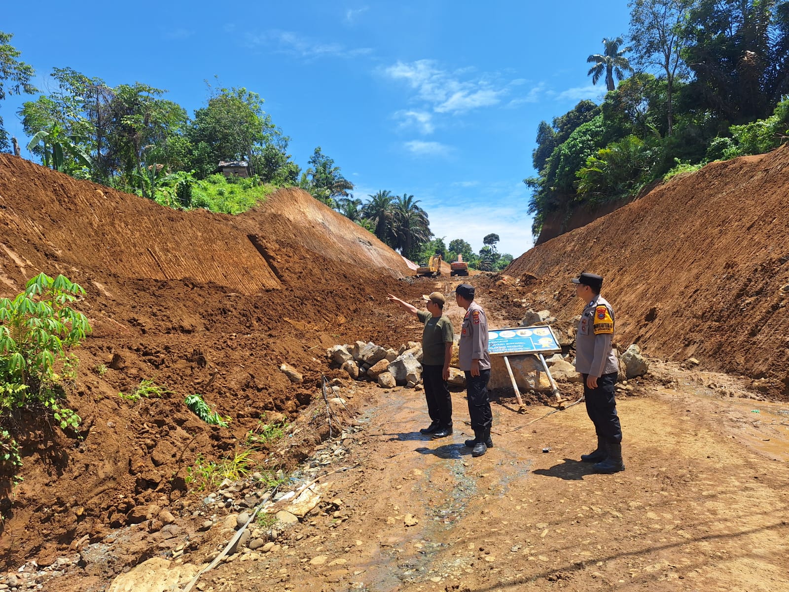 Personel Polsek Batang Toru meninjau lokasi yang menjadi objek permasalahan terkait dugaan pengerusakan lahan dan tanaman