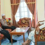 Kapolres Padangsidimpuan, AKBP Dr Wira Prayatna, didampingi Kasat Binmas, Iptu Sulaiman Rangkuti, saat bersilaturahmi ke kediaman Ustad Amsir Saleh