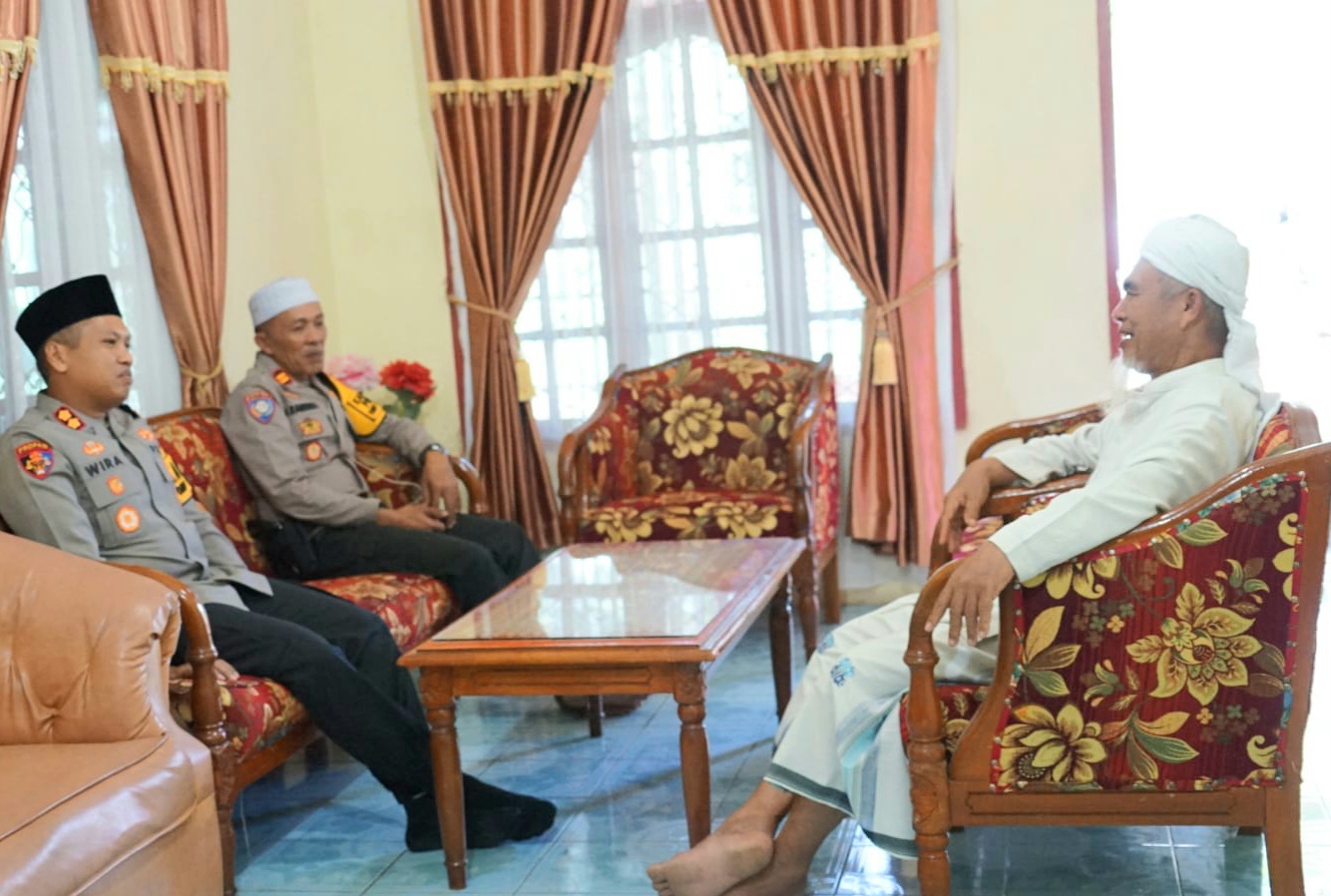 Kapolres Padangsidimpuan, AKBP Dr Wira Prayatna, didampingi Kasat Binmas, Iptu Sulaiman Rangkuti, saat bersilaturahmi ke kediaman Ustad Amsir Saleh