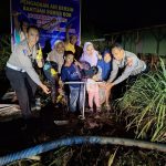 Kasat Lantas Polres Tapsel, AKP Danil Saragih, didampingi Kanit Regident, Ipda Edy Sofyan Nasution, bersama masyarakat Kelurahan Pargarutan yang kegirangan saat menikmati air bersih yang pertama kali muncul dari sumur bor yang dibangun Sat Lantas dalam rangka memperingati HUT Polantas ke-69