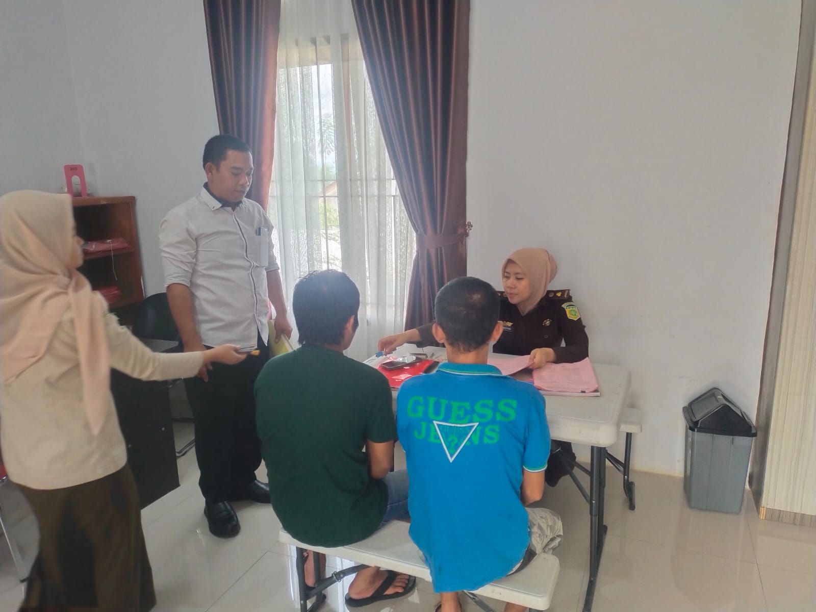 Penyidik Sat Resnarkoba Polres Tapsel saat melimpahkan dua tersangka ke Kejaksaan atas kasus kepemilikan ganja