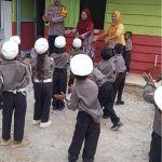 Bhabinkamtibmas Polsek Batang Toru, Aipda Alex Panjaitan, bersama Guru TK Al Fauzan saat menghibur Pocil