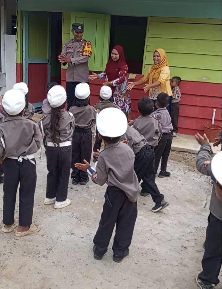 Bhabinkamtibmas Polsek Batang Toru, Aipda Alex Panjaitan, bersama Guru TK Al Fauzan saat menghibur Pocil