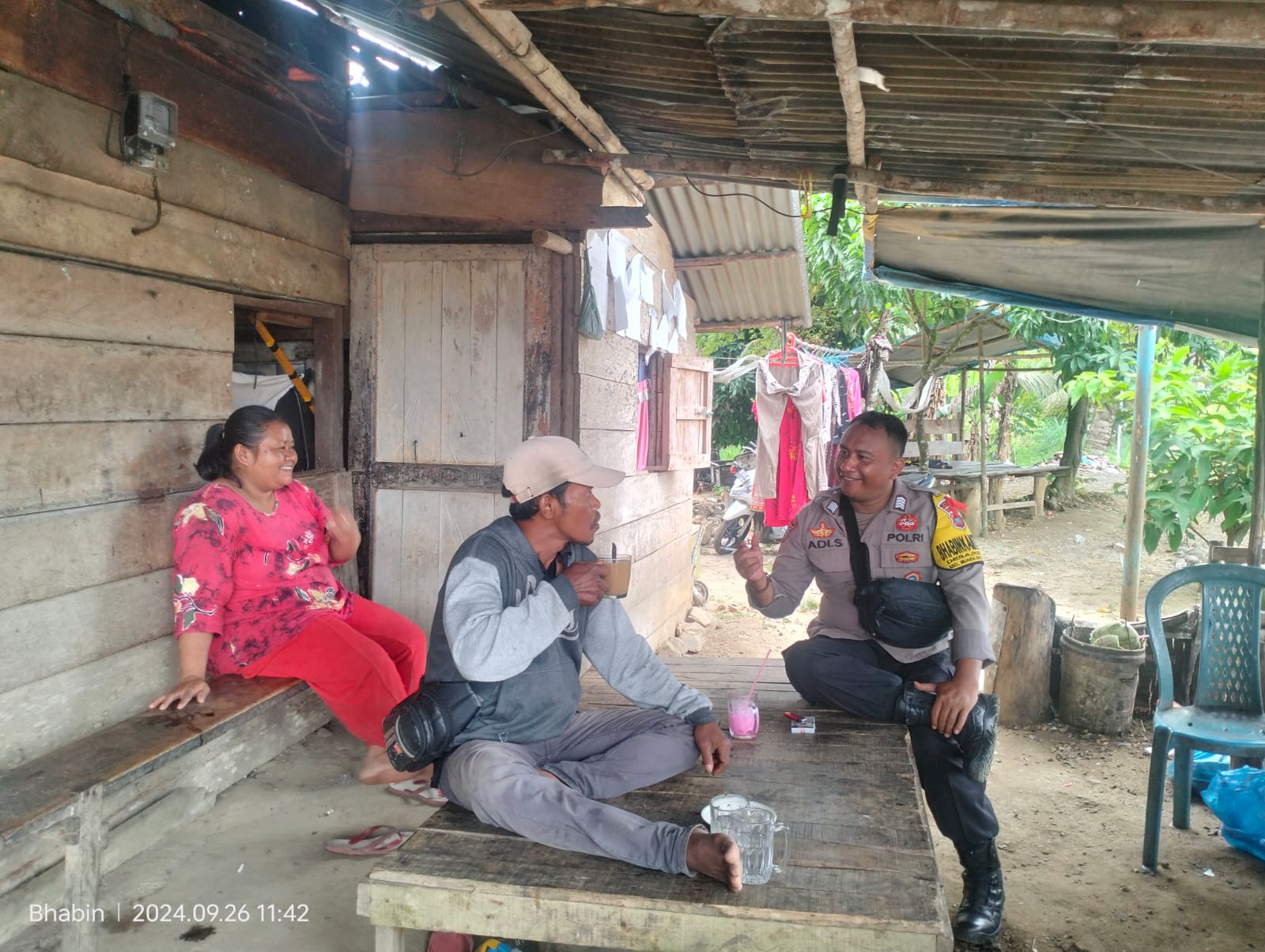 Bhabinkamtibmas Polsek Batang Toru, Bripka Adi Suito, mengimbau warga agar tak percaya hoaks jelang Pilkada