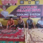 Kasi Propam Polres Tapsel, AKP R Triharjanto, saat memberi arahan ke masyarakat di sela gerakan Kapolres Jelajah Huta di Kabupaten Padang Lawas Utara