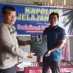 Kasat Tahti Polres Tapsel, Iptu Asjul Pane, saat menyerahkan souvenir ke perwakilan masyarakat di sela gerakan Kapolres Jelajah Huta