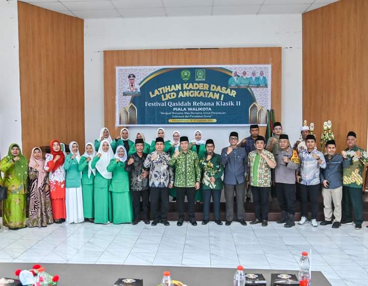 Pj Wali Kota Padangsidimpuan, Timur Tumanggor, bersama tamu undangan berfoto bersama dengan PC Fatayat NU Kota Padangsidimpuan usai pembukaan LKD Angkatan I sekaligus Festival Qasidah Rebana Klasik II memperbutkan Piala Wali Kota Padangsidimpuan