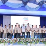 Cagubsu nomor urut 1, Muhammad Bobby Afif Nasution, berfoto bersama Koordinator Tabagsel Relawan Barisan Nusantara, Muhammad Iqbal Harahap, dan jajaran usai pelantikan dan pengukuhan Relawan Barisan Nusantara Bobby-Surya