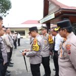 Kapolres Padangsidimpuan, AKBP Dr Wira Prayatna, bersama PJU, saat memeriksa Handphone personel saat pimpin Apel pagi dan Gaktiblin