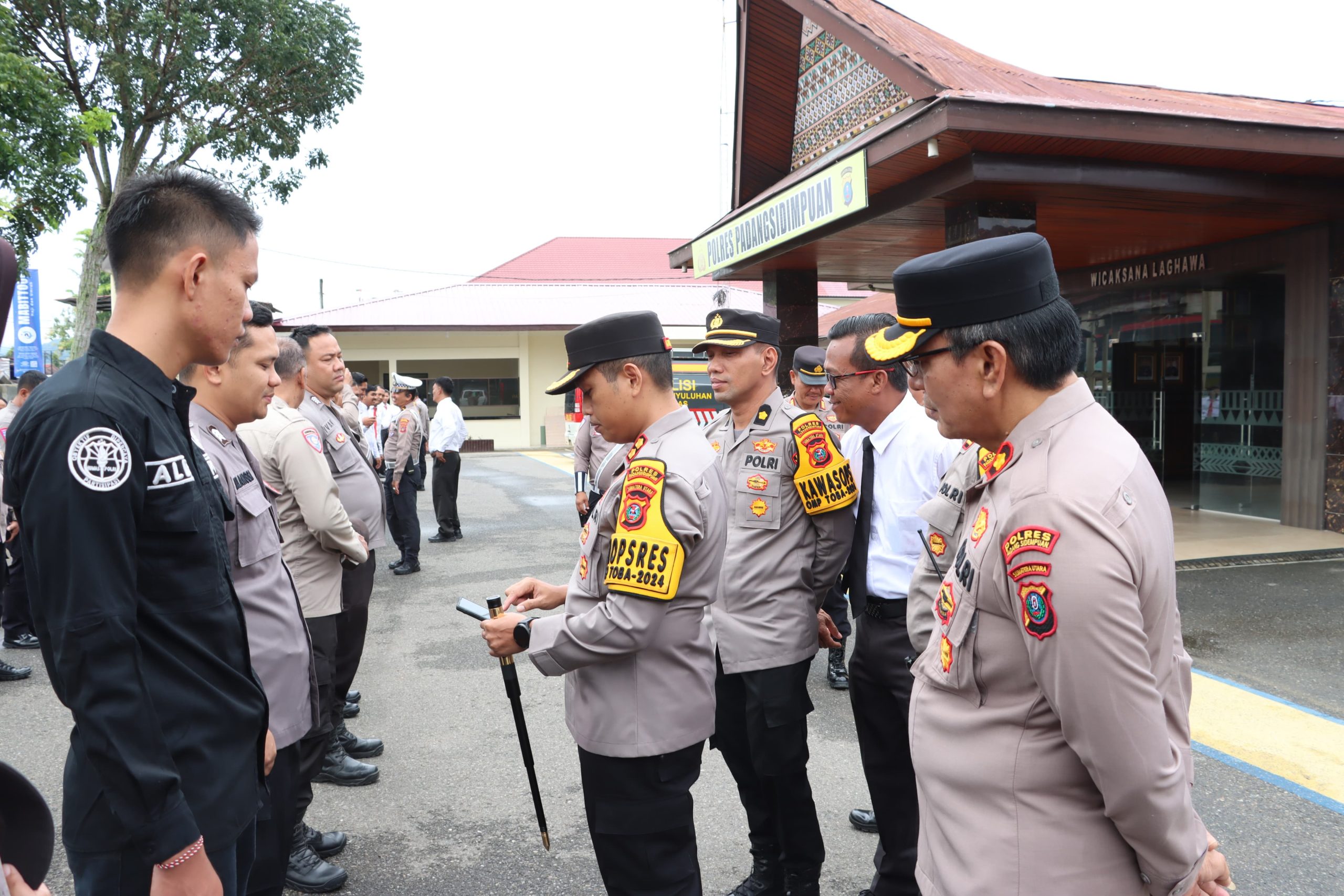 Kapolres Padangsidimpuan, AKBP Dr Wira Prayatna, bersama PJU, saat memeriksa Handphone personel saat pimpin Apel pagi dan Gaktiblin