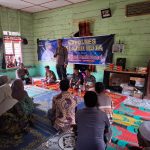 Kabag Log Polres Tapsel, AKP Haposan Harahap, saat memberi arahan kepada masyarakat di sela gerakan Kapolres Jelajah Huta
