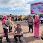 Kapolres Tapsel, AKBP Yasir Ahmadi, diwakili Waka Polres, Kompol Rapi Pinakri, saat menyirami air bunga setaman ke Kabag SDM, Kompol Sumanto Naibaho, yang naik pangkat dari AKP ke Kompol