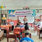 Waka Polres Tapsel, Kompol Rapi Pinakri, saat memberi arahan kepada masyarakat di sela gerakan Kapolres Jelajah Huta