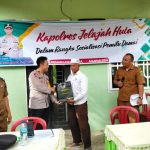 Waka Polres Tapsel, Kompol Rapi Pinakri, saat menyerahkan souvenir ke perwakilan masyarakat di sela gerakan Kapolres Jelajah Huta