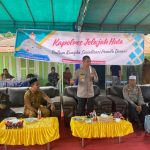 Kapolres Tapsel, AKBP Yasir Ahmadi, didampingi Kasikum, AKP Victor Sihombing, Kapolsek Padang Bolak, AKP Harun Manurung, dan lainnya, saat memberi arahan ke perwakilan masyarakat di sela gerakan Kapolres Jelajah Huta