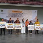 Ketua TP PKK Tapsel, Ny Rosalina Dolly Pasaribu, bersama Senior Manager Community PT AR, Christine Pepah, dan 8 Kepala Sekolah penerima bantuan pembangunan RKB dan renovasi berikut penyediaan furniture foto bersama di Sopo Daganak