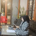 Herlina Saputri Simanjuntak atau karib disapa Elin, seorang biduanita asal Kabupaten Tapsel, saat menceritakan perkembangan Dumas terkait dugaan pencemaran nama baik yang menimpanya