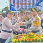 Kapolres Tapsel, AKBP Yasir Ahmadi, memberi ucapan selamat kepada perwakilan Polwan, AKP Maria Marpaung, yang juga Kasi Humas, saat peringatan HUT Polwan ke-76