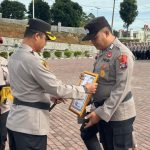 Kapolres Tapsel, AKBP Yasir Ahmadi, menyerahkan piagam penghargaan ke Ba Si Humas, Brigadir Erlangga Gautama Nasution, dan dua personel berprestasi lainnya di sela Apel pagi jam pimpinan