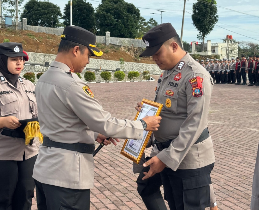Kapolres Tapsel, AKBP Yasir Ahmadi, menyerahkan piagam penghargaan ke Ba Si Humas, Brigadir Erlangga Gautama Nasution, dan dua personel berprestasi lainnya di sela Apel pagi jam pimpinan