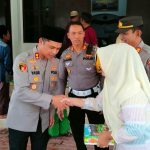 Kapolres Tapsel, AKBP Yasir Ahmadi, didampingi Kasat Lantas, AKP Danil Saragih, Kapolsek Sipirok, Iptu PM Siboro, dan pejabat lainnya, saat membagikan langsung nasi kotak ke masyarakat usai melaksanakan salat Jumat berjamaah di Halaman Masjid Nurul Huda