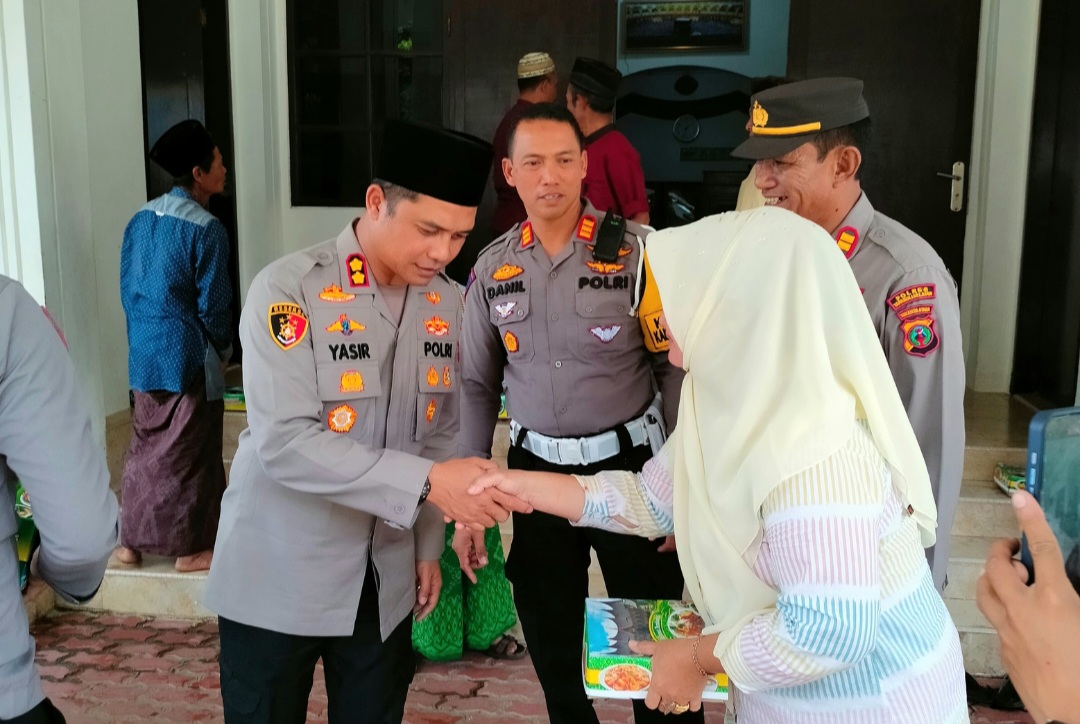 Kapolres Tapsel, AKBP Yasir Ahmadi, didampingi Kasat Lantas, AKP Danil Saragih, Kapolsek Sipirok, Iptu PM Siboro, dan pejabat lainnya, saat membagikan langsung nasi kotak ke masyarakat usai melaksanakan salat Jumat berjamaah di Halaman Masjid Nurul Huda