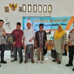 Waka Polres Tapsel, Kompol Rapi Pinakri, bersama Kanit Gakkum Sat Lantas, Ipda Samuel Jefri Hutapea, menyerahkan souvenir ke perwakilan masyarakat di sela gerakan Kapolres Jelajah Huta