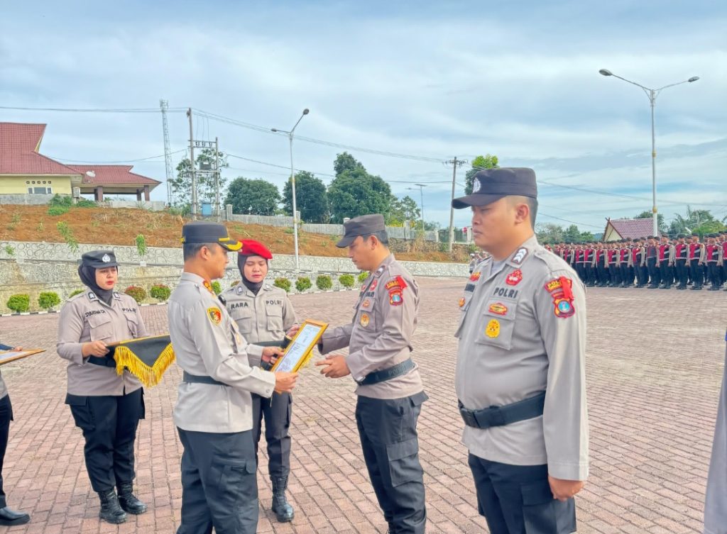 Dapat Hadiah Umroh Gratis dari Kapolres Tapsel, Personel Berprestasi Aipda Rizky Langsung Sujud Syukur