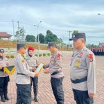 Kapolres Tapsel, AKBP Yasir Ahmadi, saat memberikan penghargaan kepada Aipda Rajab Rizky Siregar, beserta Brigadir Erlangga Gautama Nasution, dan Brigadir Dedi Syahputra Siregar