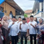 Dr Hapendi Harahap, Gempar Nauli Hamonangan Nasution, H Zulkarnaen Nasution, dan Indar Sakti Tanjung, berswafoto bersama ratusan ibu-ibu jemaah Pengajian Nurul Yaqin Kota Padangsidimpuan