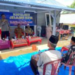 Kasiwas Polres Tapsel, AKP Ismaya, saat memberi arahan ke masyarakat Desa Gulangan di sela gerakan Kapolres Jelajah Huta