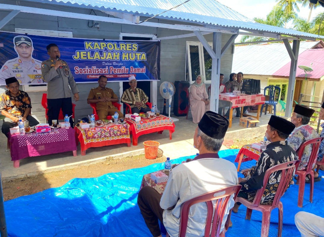 Kasiwas Polres Tapsel, AKP Ismaya, saat memberi arahan ke masyarakat Desa Gulangan di sela gerakan Kapolres Jelajah Huta