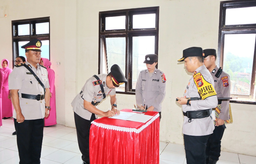Kapolres Padangsidimpuan, AKBP Dr Wira Prayatna, memimpin Upacara Sertijab Kasat Resnarkoba dari AKP Jasama H Sidabutar ke AKP Gunawan Efendi