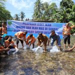 PT AR melepas benih ikan di Sungai Garoga, Kecamatan Batang Toru, Kabupaten Tapanuli Selatan, Sumatra Utara