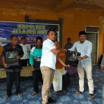 Kasat Intelkam Polres Tapsel, Iptu Oloan Lubis, saat menyerahkan souvenir ke perwakilan masyarakat di sela gerakan Kapolres Jelajah Huta