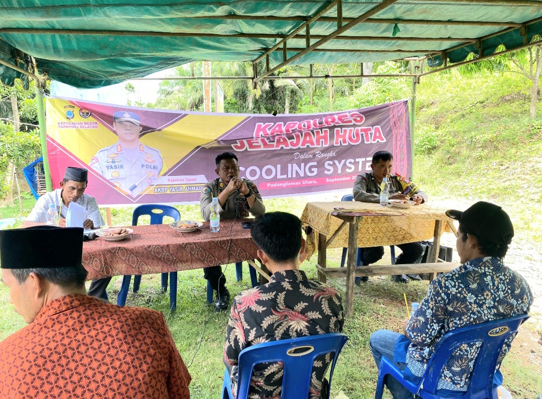 Kasiwas Polres Tapsel, AKP Ismaya, saat memberikan arahan ke masyarakat di sela gerakan Kapolres Jelajah Huta