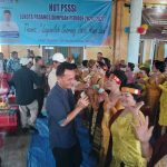 Calon Wakil Wali Kota Padangsidimpuan, Gempar Nauli Hamonangan Nasution, yang hadir mewakili calon Wali Kota, Hapendi Harahap, tampak begitu disayangi para kaum ibu anggota PSSSI-BBI se-Kota Padangsidimpuan saat penyambutan dengan tarian tor-tor