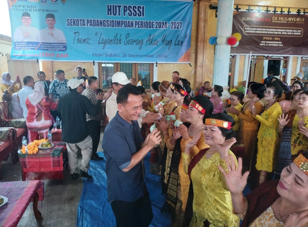 Calon Wakil Wali Kota Padangsidimpuan, Gempar Nauli Hamonangan Nasution, yang hadir mewakili calon Wali Kota, Hapendi Harahap, tampak begitu disayangi para kaum ibu anggota PSSSI-BBI se-Kota Padangsidimpuan saat penyambutan dengan tarian tor-tor