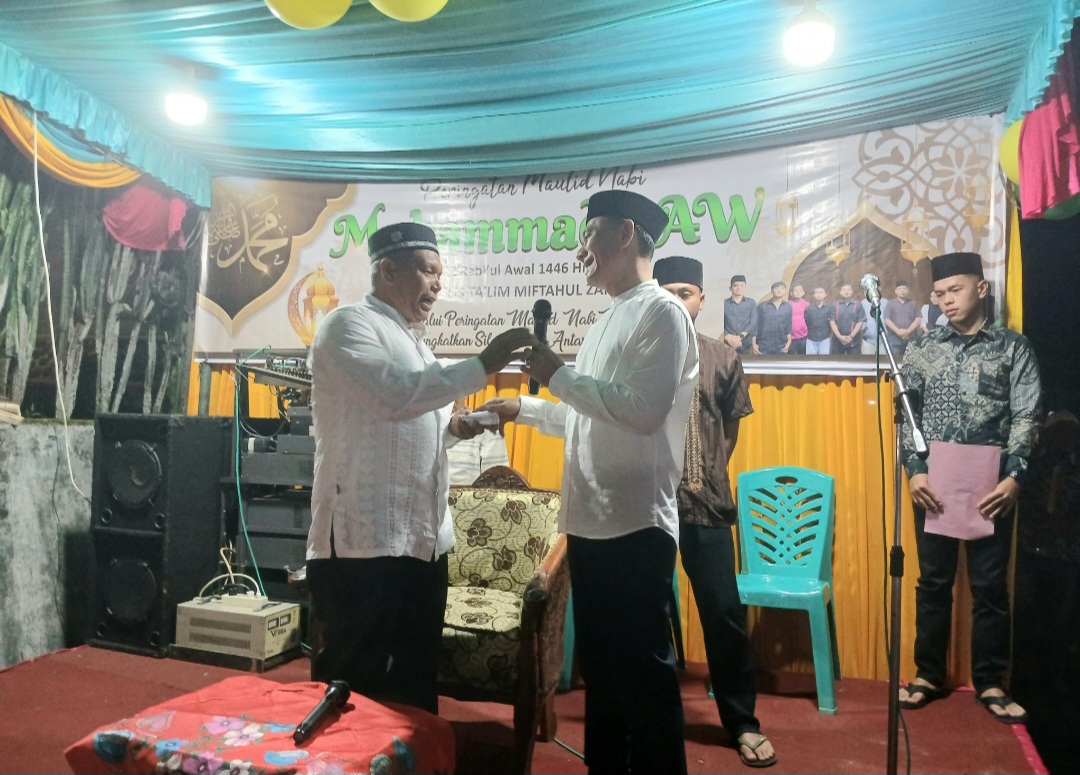 Calon Wakil Wali Kota Padangsidimpuan, Gempar Nauli Hamonangan Nasution, menyerahkan oleh-oleh ke Bendahara Pengajian Miftahul Jannah, Zainul Harahap