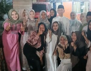Diidolakan, Kaum Milenial Berebut Berswafoto Bersama Bang Gempar