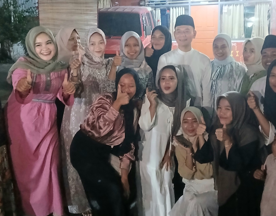 Potret calon Wakil Wali Kota Padangsidimpuan, Gempar Nauli Hamonangan Nasution, bersama istri tercinta, saat menjadi idola dadakan kaum milenial yang berebut meminta berswafoto kepadanya