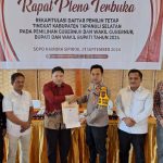 Plh Ketua KPU Tapsel, Effendi Rambe, saat menyerahkan hasil rekapitulasi dan penetapan DPT Pilkada serentak 2024 ke Waka Polres, Kompol Rapi Pinakri